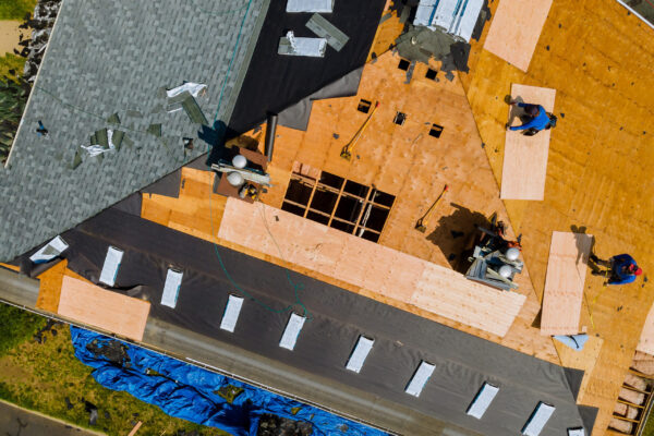 Travaux de rénovation de toiture vus d'en haut.