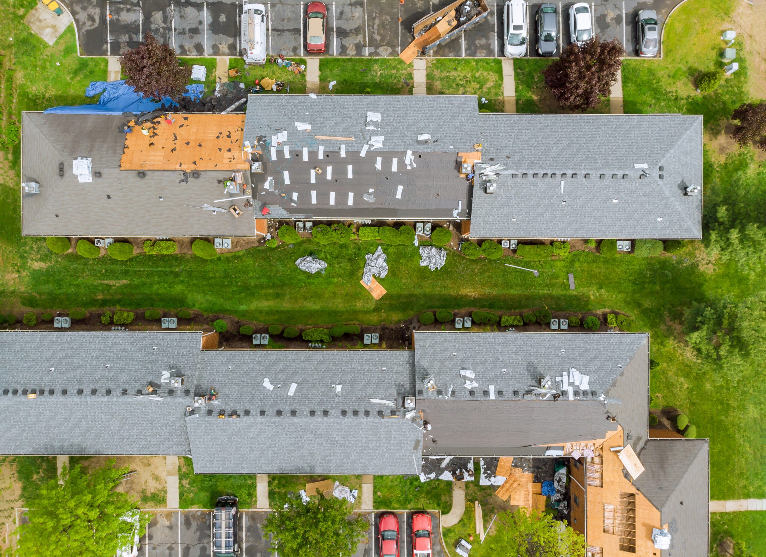 Vue aérienne de toits en rénovation.